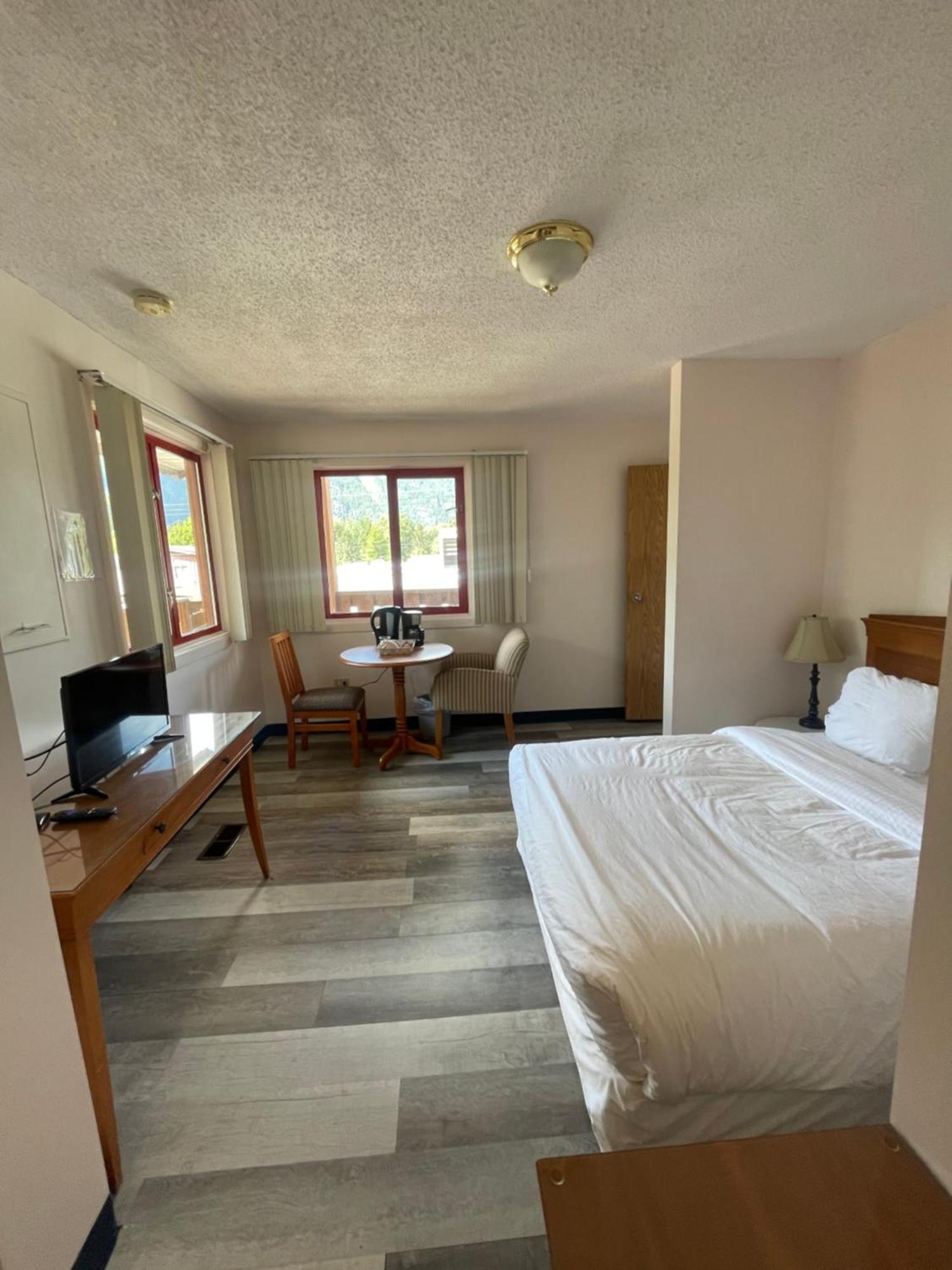 Cumbrian Inn Bella Coola Экстерьер фото