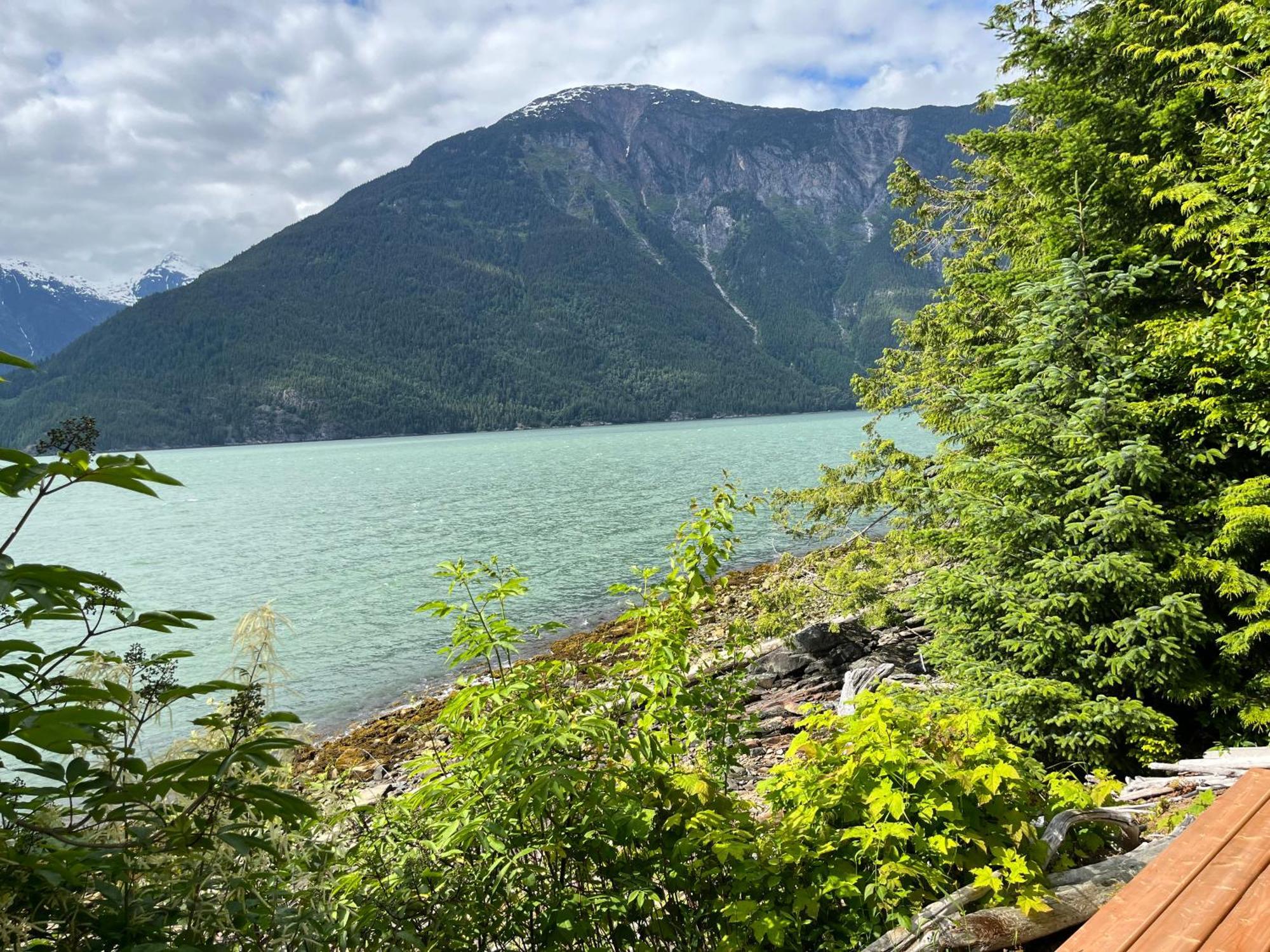 Cumbrian Inn Bella Coola Экстерьер фото