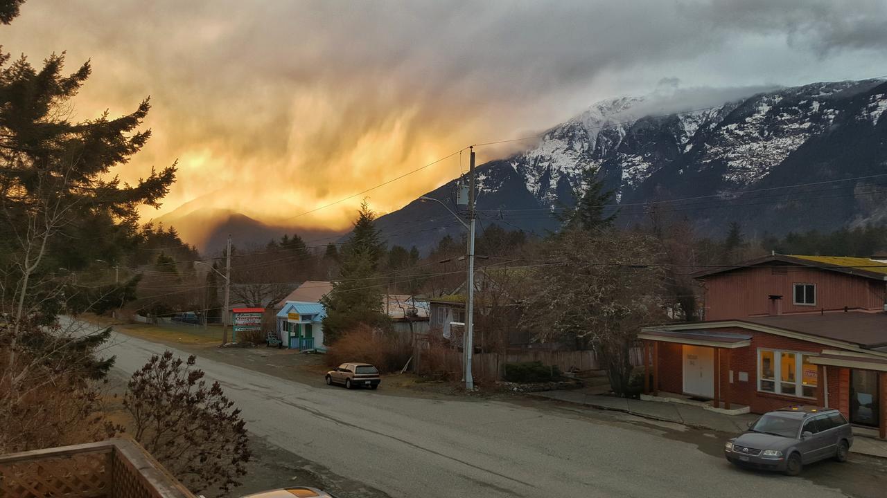 Cumbrian Inn Bella Coola Экстерьер фото