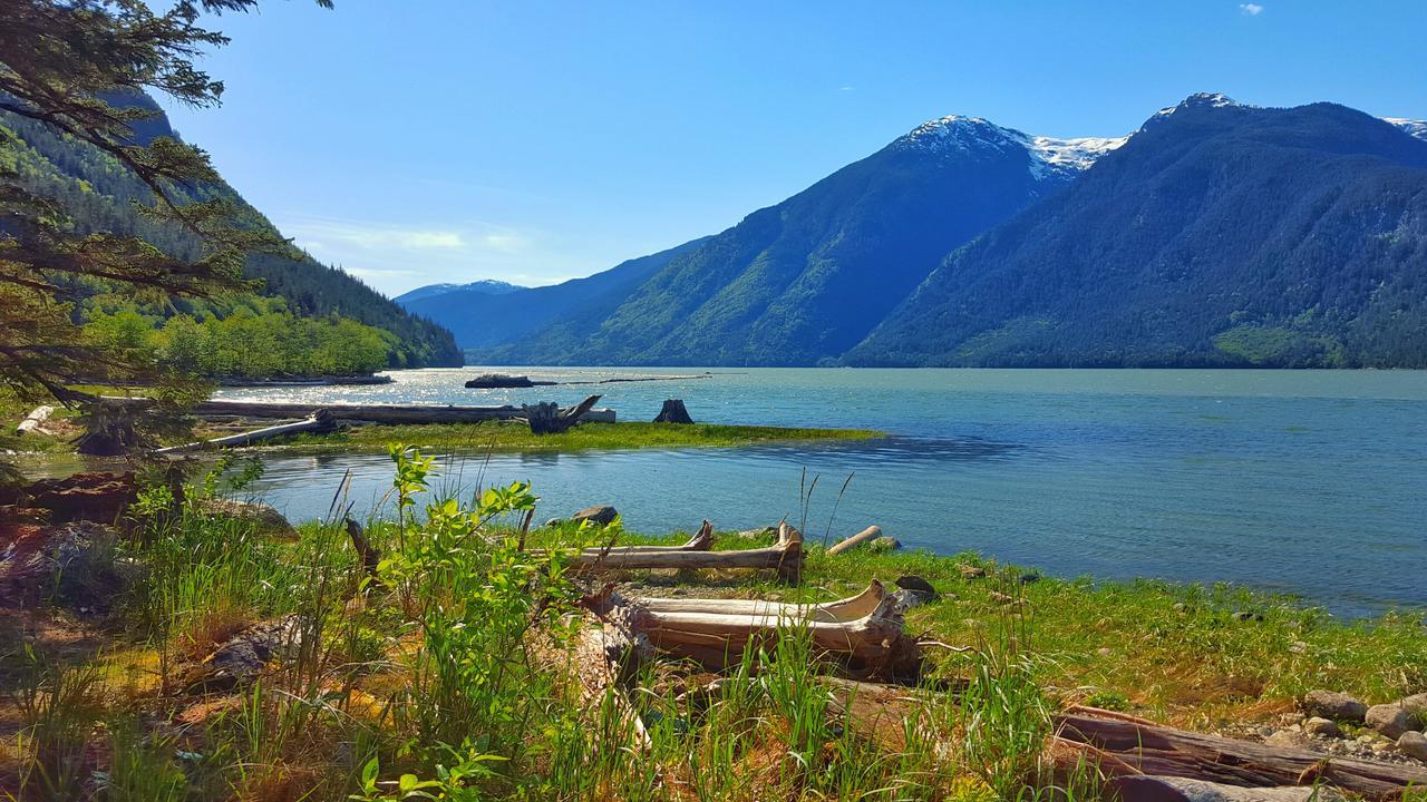Cumbrian Inn Bella Coola Экстерьер фото